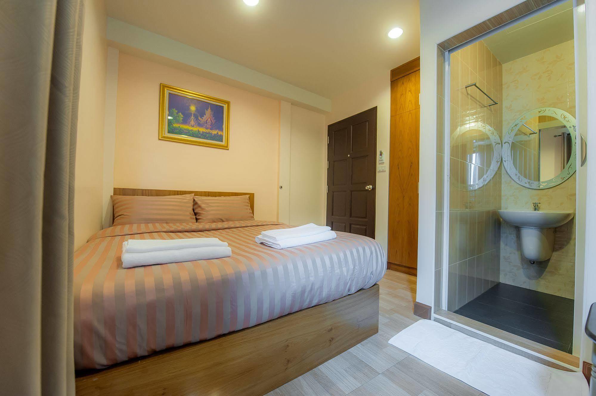 Full House Hotell Bangkok Exteriör bild